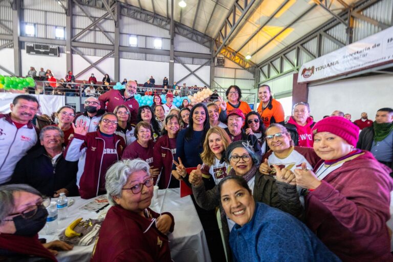 Convive Montserrat Caballero con abuelitos y les reitera: “No están solos”