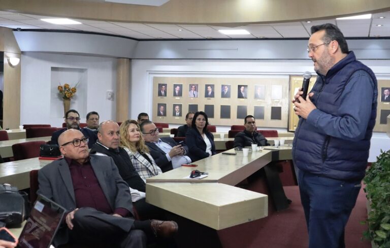 Avala Canaco Tijuana reordenamiento de taxis rojos