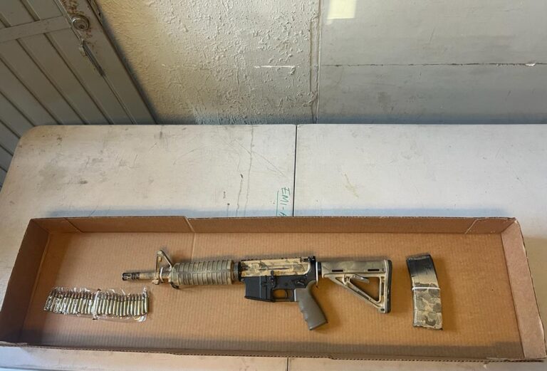 Aseguran a dos sujetos con armas largas tras amenazar a ciudadano