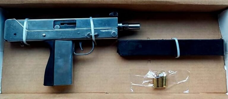 Unidad táctica especial asegura a pareja con subametralladora