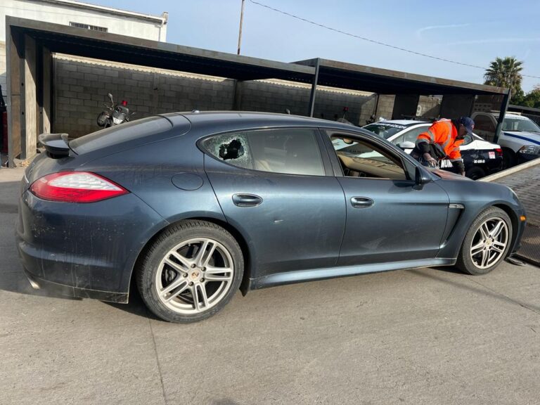 Detienen policías a sujeto por conducir auto con pre-denuncia de robo