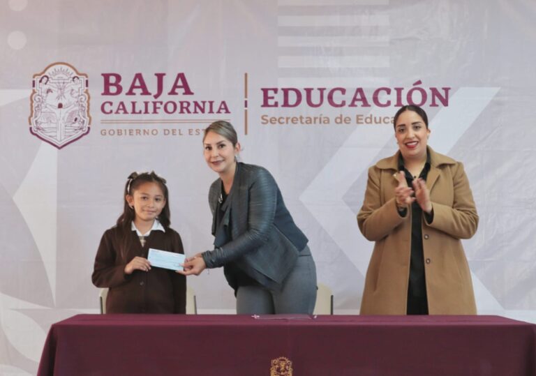 Entrega la Secretaría de Educación becas de aprovechamiento a alumnos rosaritenses