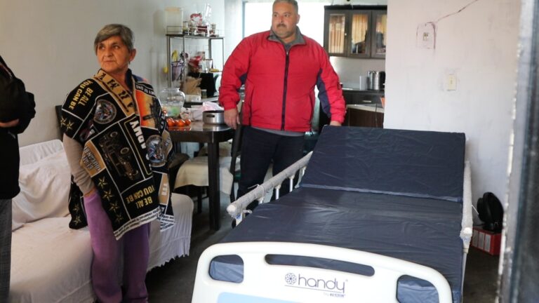 Entrega Ayuntamiento cama ortopédica a mujer con discapacidad