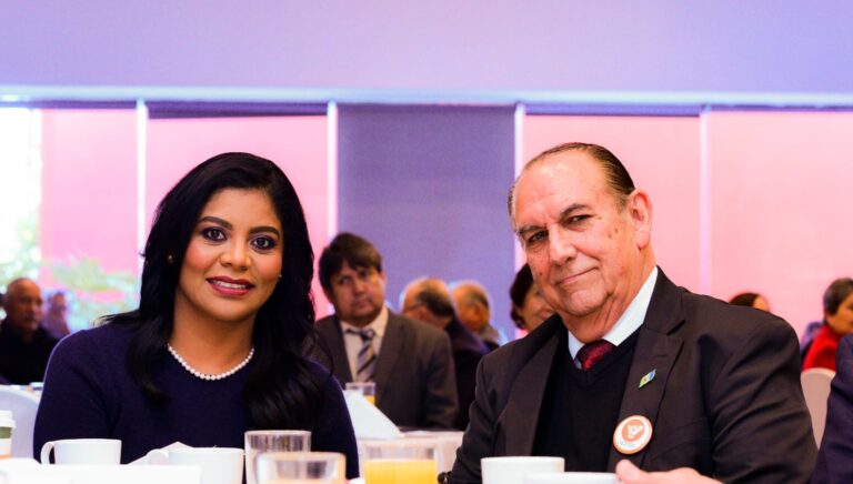 Cumple alcaldesa al ceder estafeta de presidencia del Consejo de la Crónica al profesor Ortiz Villacorta