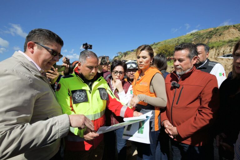 Se coordinan tres niveles de gobierno para atender deslave en carretera a Playas