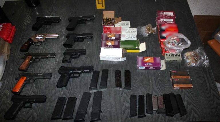 Catean dos lugares y decomisan armas y droga diversa