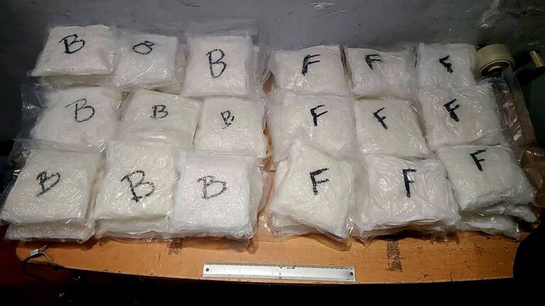 Detienen policías a una pareja que transportaba 60 paquetes de cristal