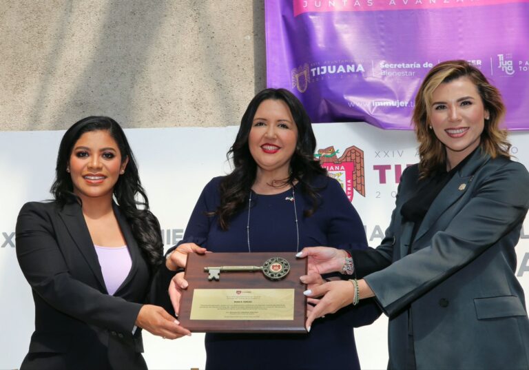 Entrega Montserrat Caballero llaves de la ciudad a Nora Vargas, tijuanense destacada en EU