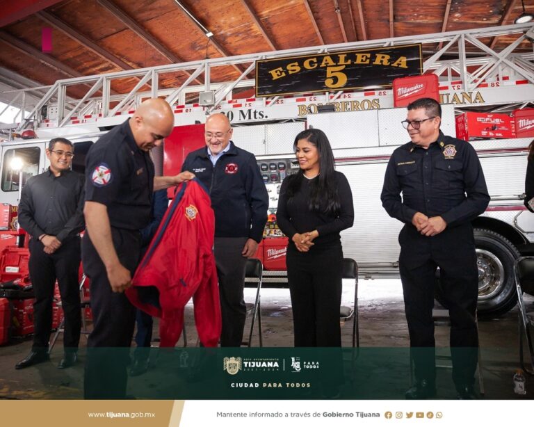 Alcaldesa Montserrat Caballero reconoce y entrega equipo y vehículos a bomberos