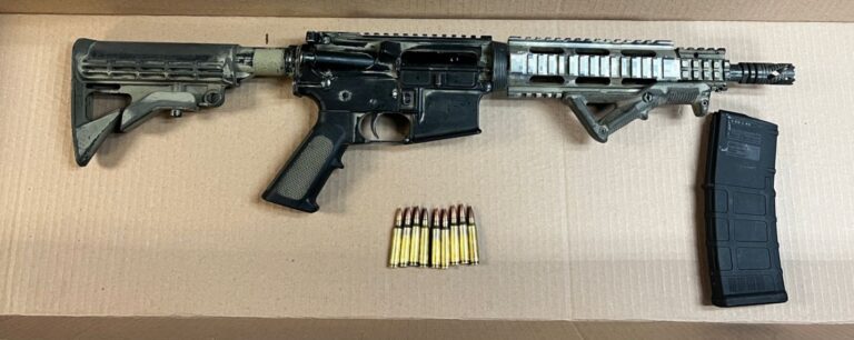 Detienen policías a pareja en posesión de dos fusiles de asalto