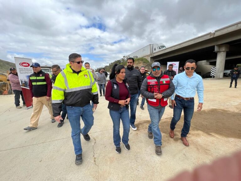 Colaboran constructores en limpia de 7 Km del Corredor 2000