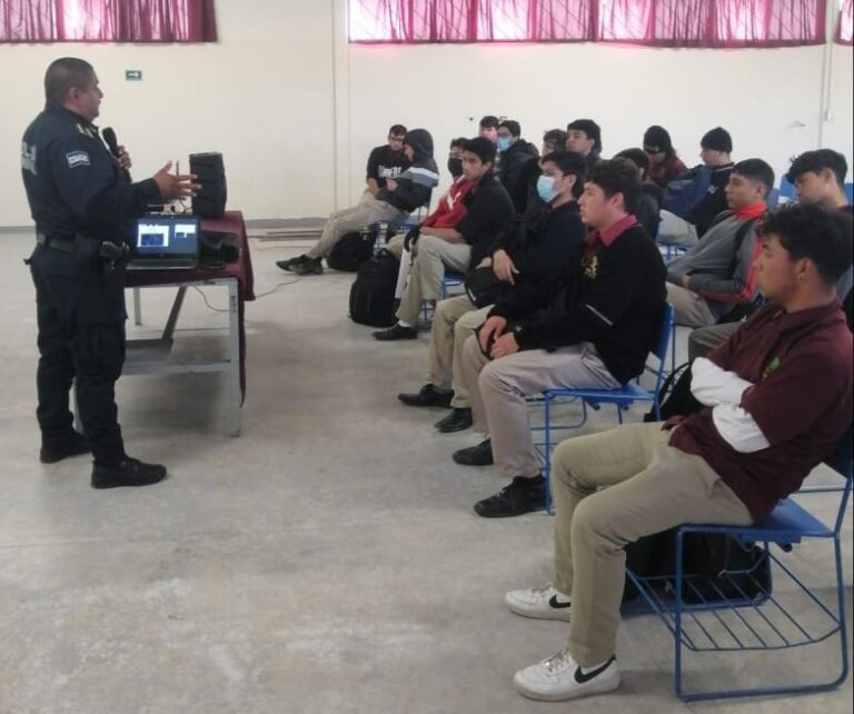Exponen policías riesgos de la narcocultura en jóvenes estudiantes