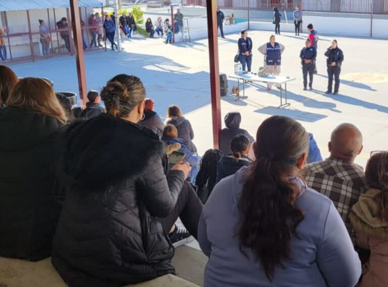 Realiza policía taller para padres en la escuela Secundaria 216
