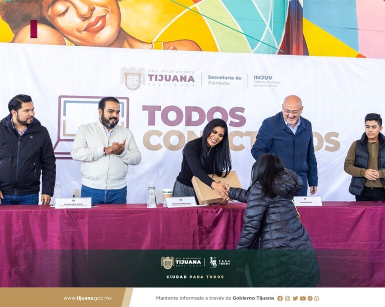 Entrega alcaldesa 200 computadoras a estudiantes de escuelas públicas y privadas