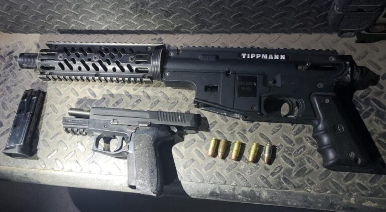 Detienen policías a tres asaltantes que portaban dos armas