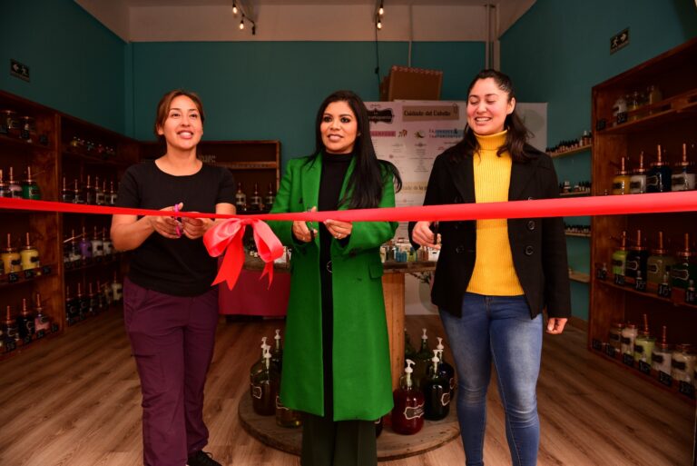 Refrenda Montserrat Caballero el apoyo de su gobierno a emprendedores