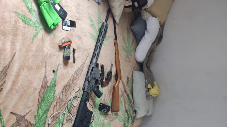 Asegura FGR un arsenal, equipo táctico, metanfetamina y marihuana