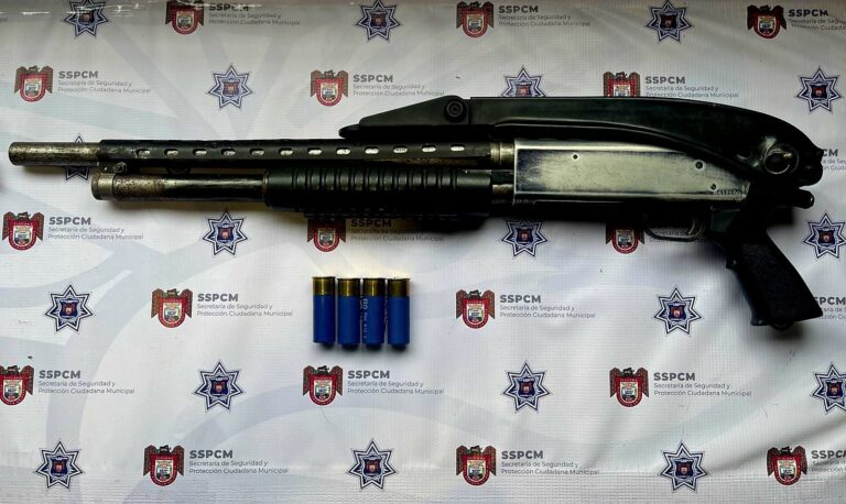 Aseguran policías a un sujeto con escopeta en plena vía pública