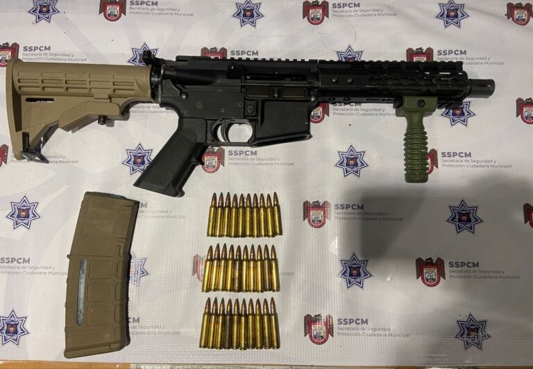 Atoran policías a tres sujetos fuertemente armados