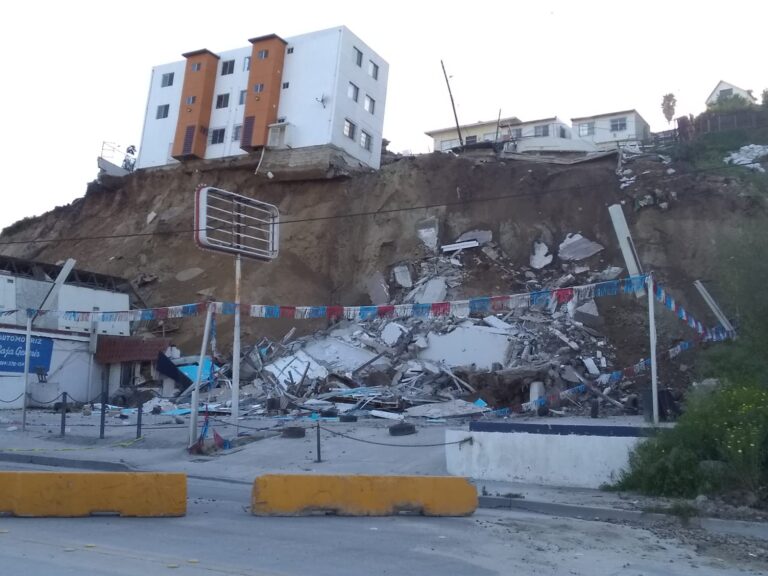 Colapsa edificio del fraccionamiento La Sierra sobre buevar Cuauhtémoc Sur