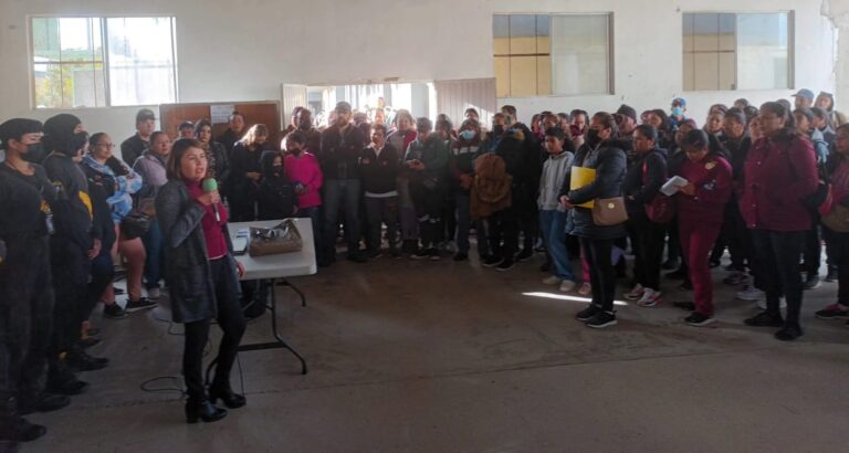 Capacita IMCAD a madres y padres de familia en detección de factores de riesgo en menores