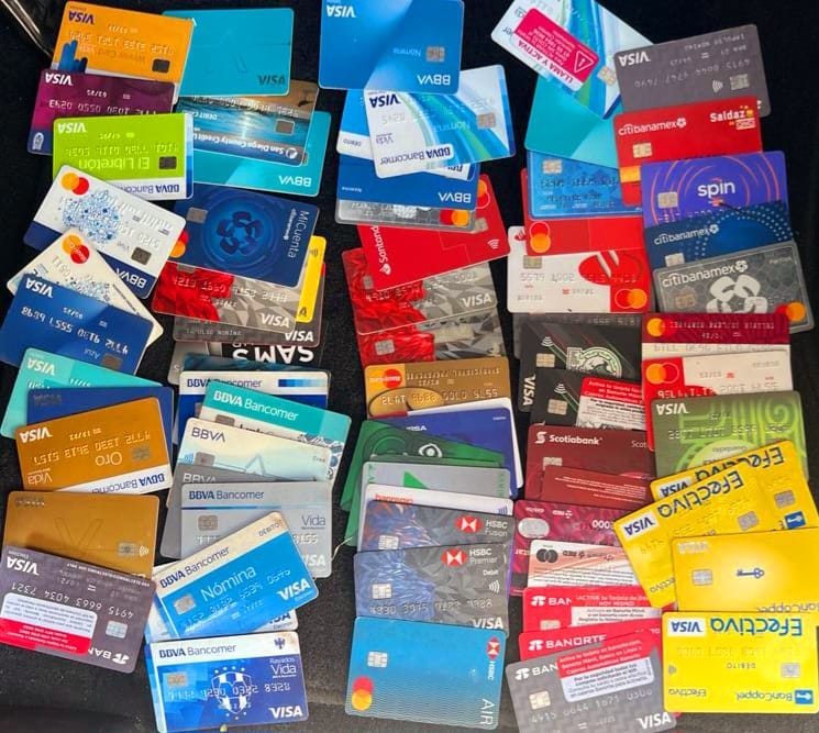 Capturan policías a presunta pareja de “tarjeteros”