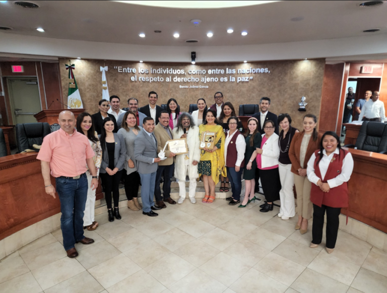 Congreso de BC entrega reconocimiento al Rockero Javier Bátiz