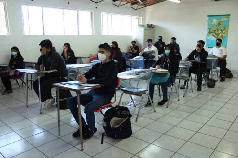 Regresan a clases más de 4 mil alumnos y 460 docentes del sistema educativo municipal
