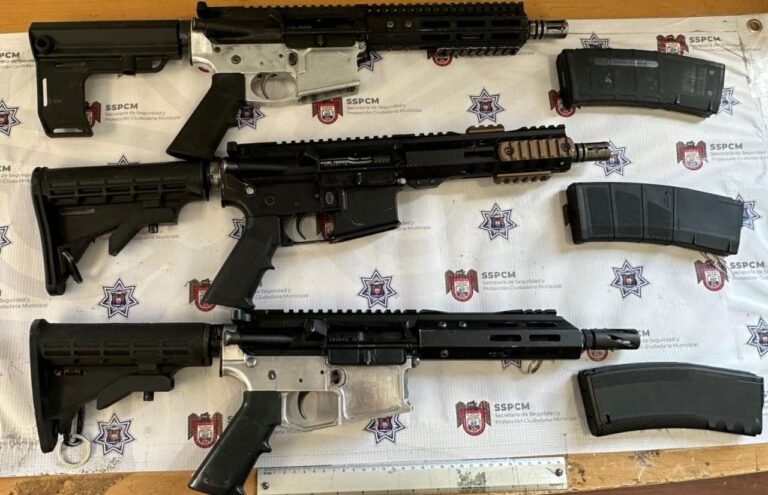 Aseguran policías a tres con fusiles de asalto