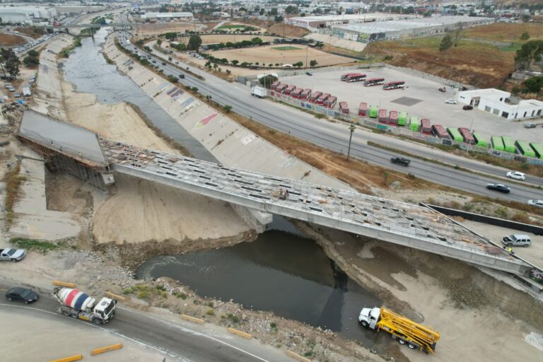 Inicia SIDURT colorado de losas de rodamiento en Puente Los Olivos