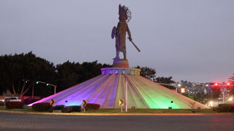 Se iluminaron monumentos emblemáticos de la ciudad con los colores de la bandera del orgullo LGBTTTIQ+