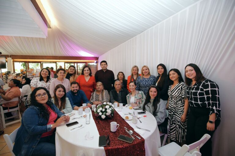 Reconoce gobierno de Montserrat Caballero dedicación de docentes de la SEPM en el Día del Maestro