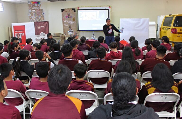Facilita Ayuntamiento que alumnos de secundaria aprendan educación financiera a través de cómics