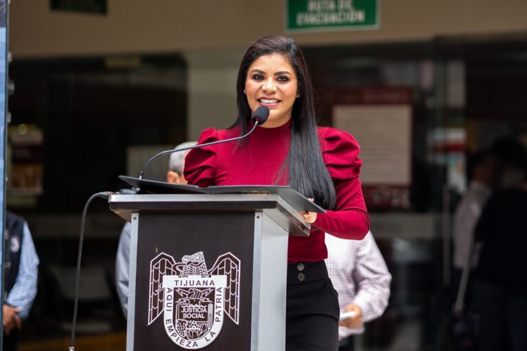 Entrega Montserrat Caballero 240 créditos a integrantes de la comunidad LGBTTTIQ+ y a mujeres emprendedoras