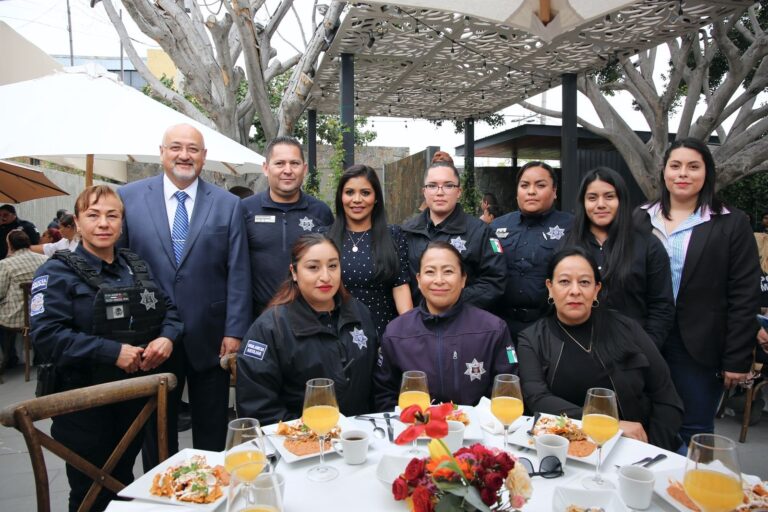 Reconoce Montserrat Caballero a más de cien mamás policías y bomberas