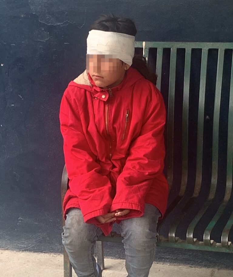 Rescatan policías a menor de nueve años agredida con un martillo