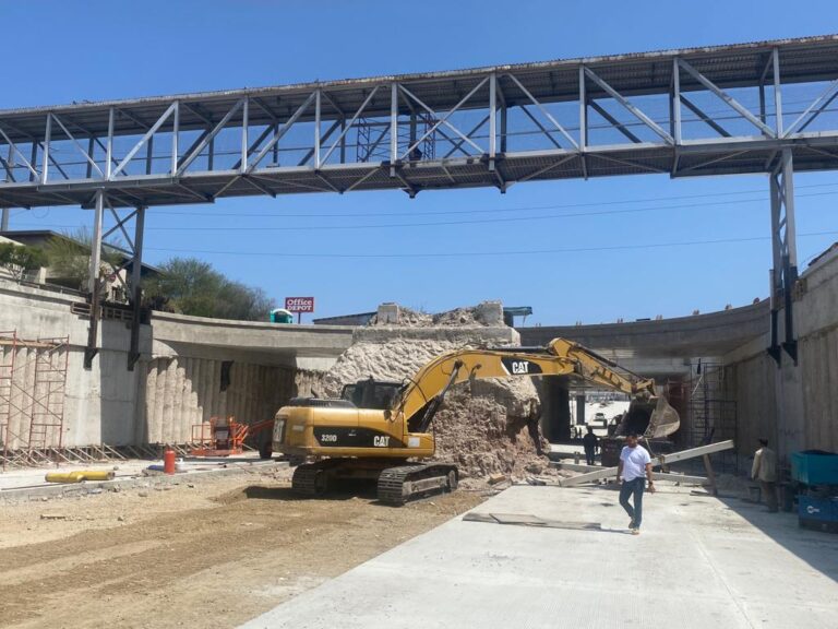 Reestructura SIDURT puente peatonal situado en obra del puente Casa Blanca