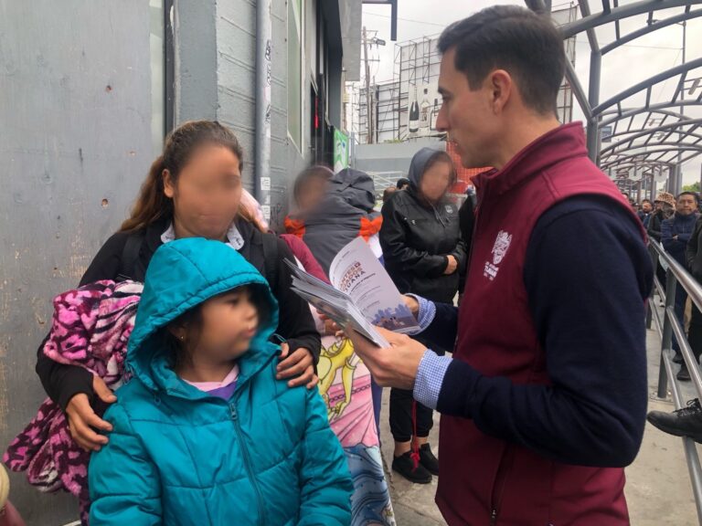 Ofrece Ayuntamiento servicios a migrantes que esperan en Garita