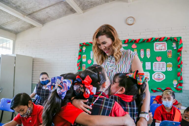 Resuelve gobierno de Marina del Pilar necesidades visuales de alumnos de educación básica