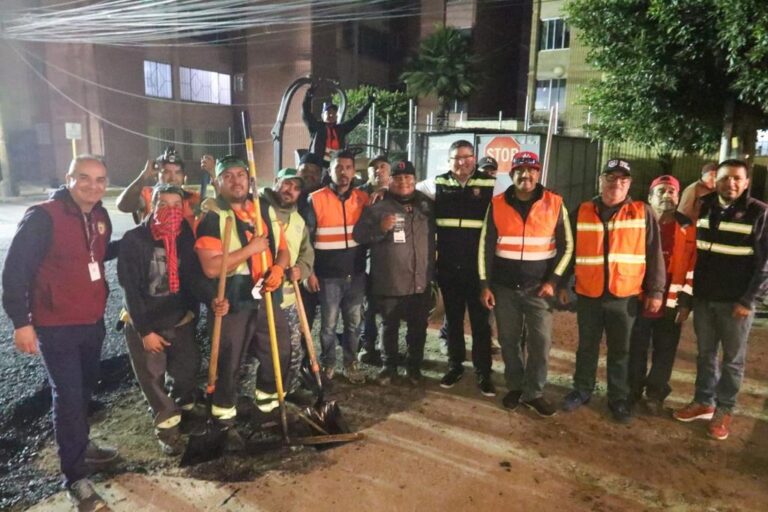 Brinda Ayuntamiento atención a vecinos de La Mesa con bacheo nocturno