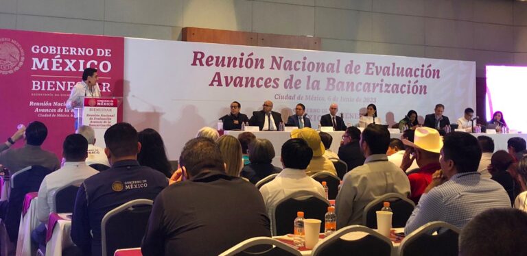 Representa Ruiz Uribe a 6 entidades del país en reunión nacional de evaluación de la bancarización