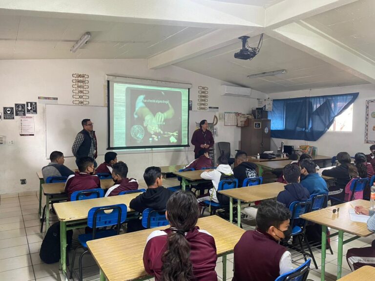 Capacitó COMCA a estudiantes de secundaria sobre prevención de adicciones
