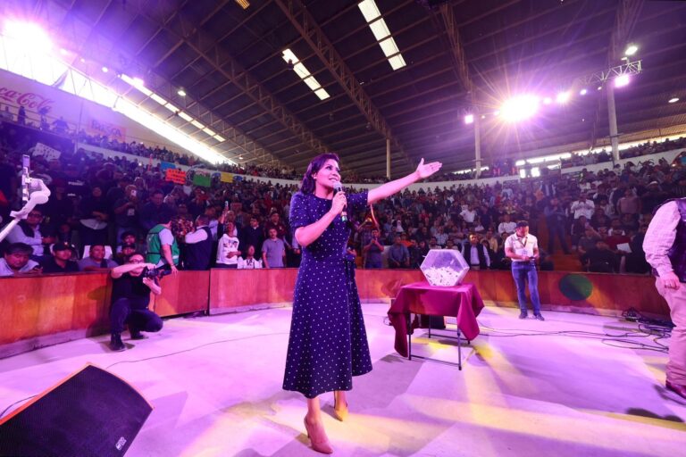 Celebra alcaldesa Montserrat Caballero a más de 5 mil papás tijuanenses