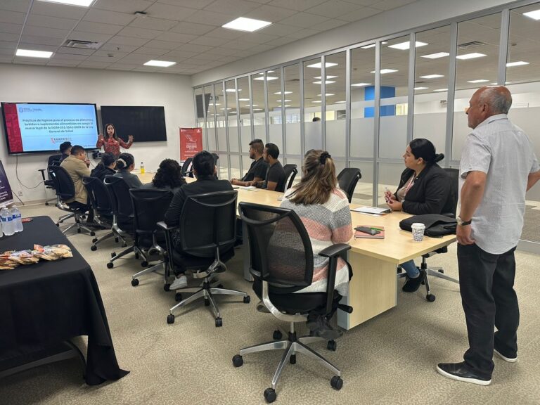 Capacita COEPRIS BC a cocinas industriales en los procesos de inocuidad alimentaria