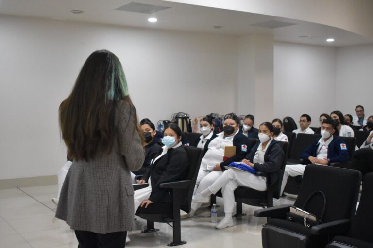 Capacita IMMUJER a personal del hospital materno infantil sobre violencia de género