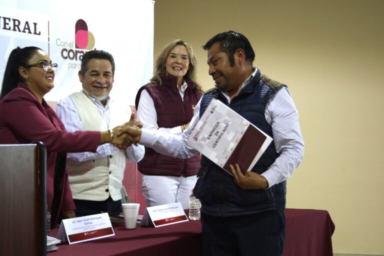 Entregan gobierno de BC e INEA certificados de primaria y secundaria