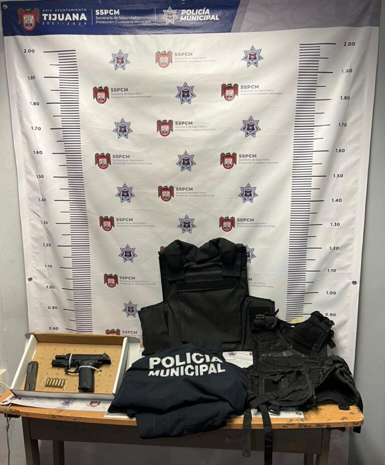 Menor de edad detenido con arma de fuego y vestimenta de policía