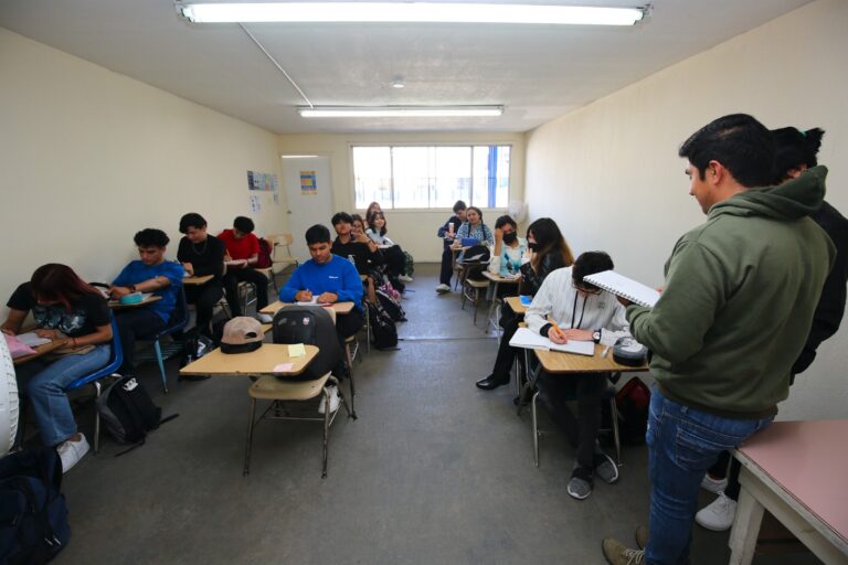 Realizan examen aspirantes a ingresar a secundarias y preparatoria municipales