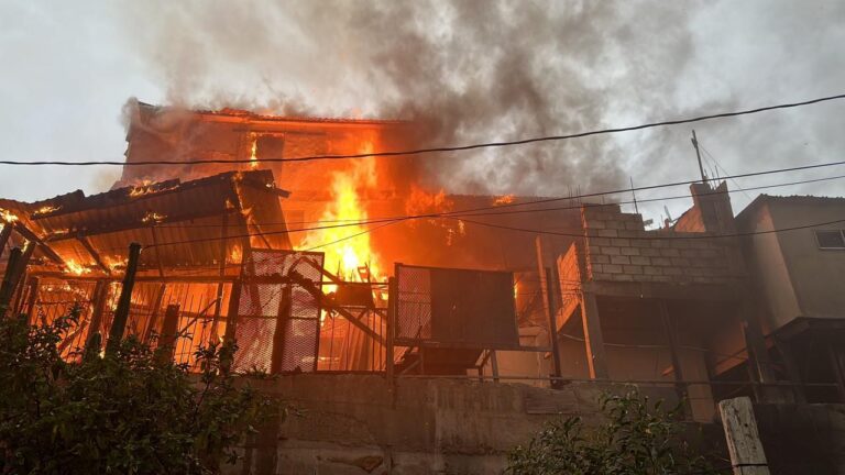 Atienden bomberos incendio y evacúan a 25 personas