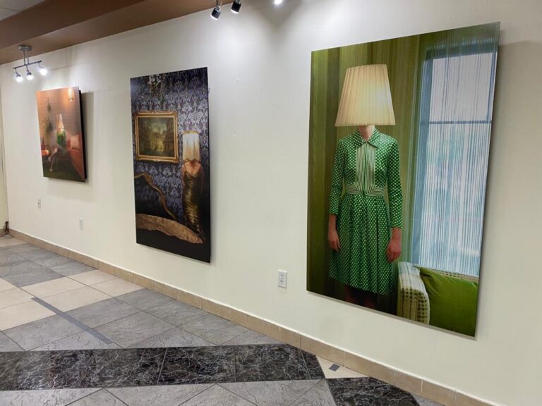 Inauguran la exposición fotográfica “Mujeres Ocultas” en la galería de UDCI